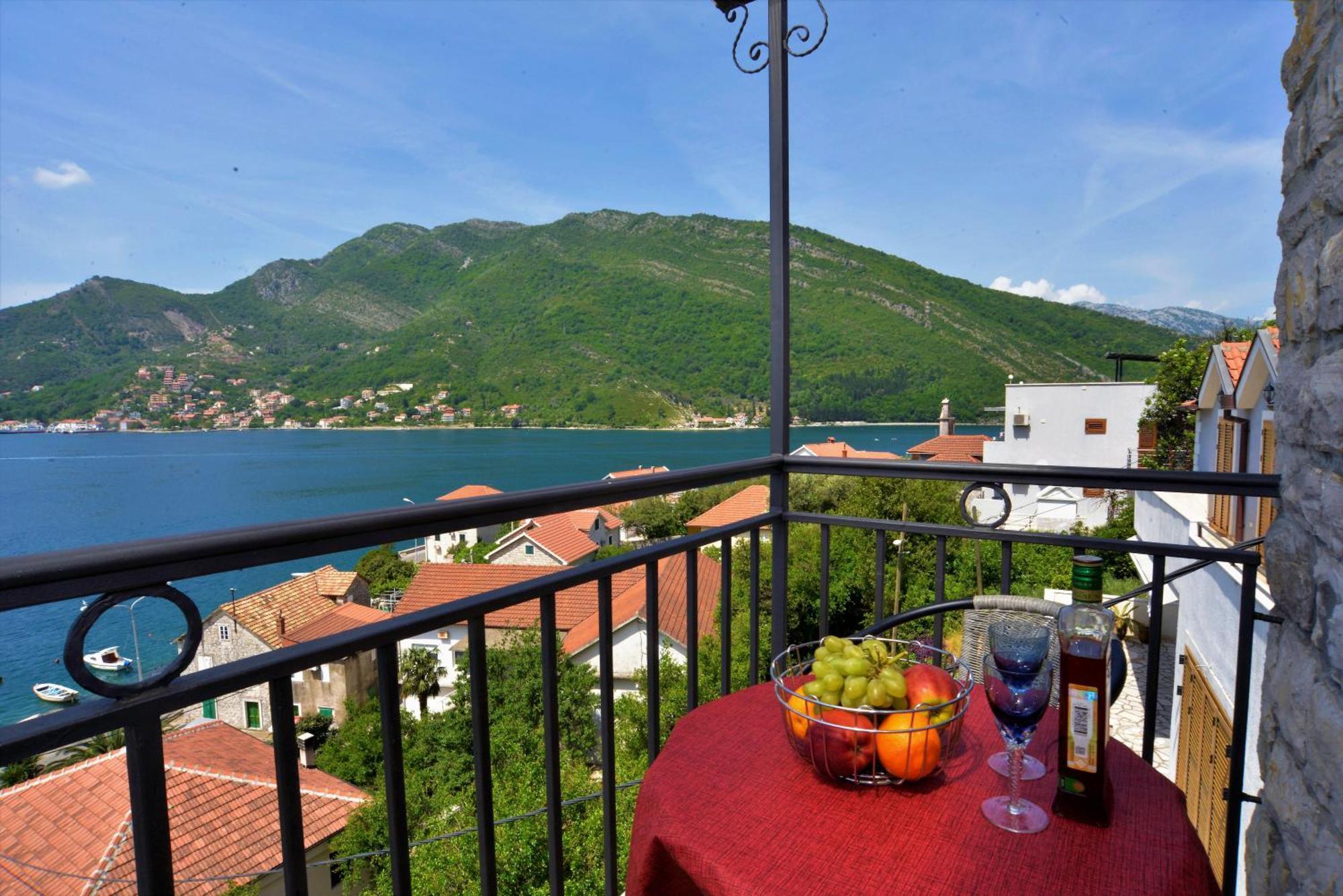 Apartments Okuka Tivat Exterior photo